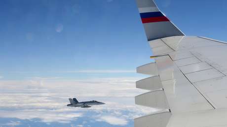 "Acto de hospitalidad": Cazas suizos acompañan a un avión gubernamental ruso en el que viajaba el portavoz de Putin (VIDEO)
