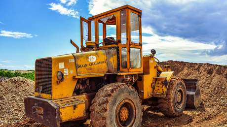 FOTOS: Arroja tierra con una excavadora sobre el coche donde estaba su novia