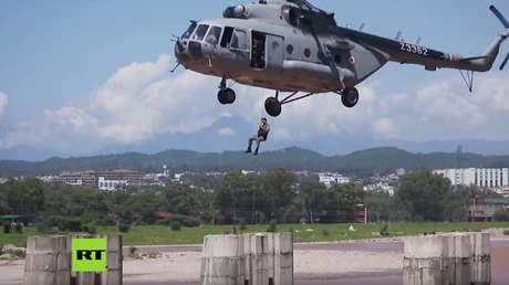 VIDEO: Rescatan en audaz operativo aéreo a cuatro pescadores varados en medio de un turbulento río