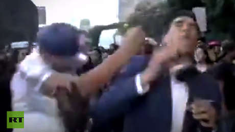 VIDEO: Agreden brutalmente a un reportero mexicano en plena transmisión de la marcha contra la violencia de género