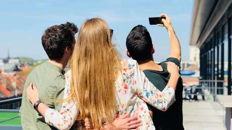 VIDEO: Graban a una mujer 'dándolo todo' mientras se hace selfis en el metro de Nueva York