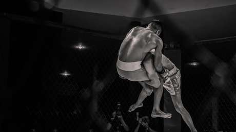 Carterista termina en un hospital al intentar robar el teléfono al campeón mundial de muay thai