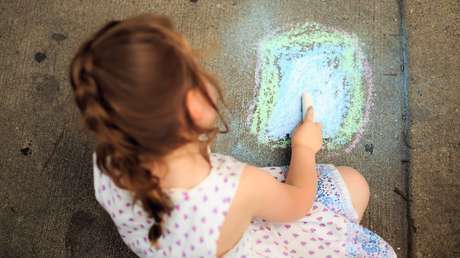 Una mujer oculta una grabadora en el cabello de su hija y comprueba el maltrato de su maestra