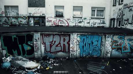 VIDEO: Ataca a un hombre con una espada para quedarse con una carretilla de la basura en EE.UU.