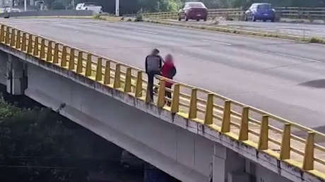 México: El momento en que una mujer evita que un hombre se suicide (VIDEO)