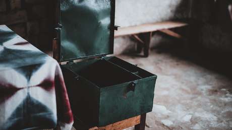 Esperan 50 años para abrir una capsula del tiempo y se llevan una desagradable sorpresa