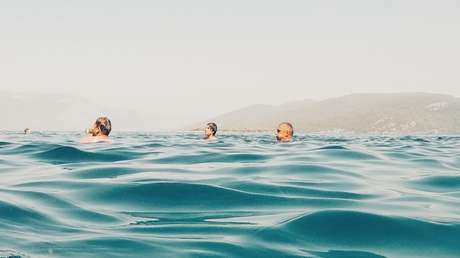 VIDEO: Una avioneta cae al mar y los sobrevivientes graban su dramático rescate desde el agua