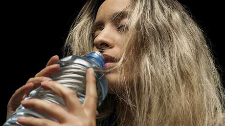 La OMS evalúa los riesgos de los microplásticos en el agua potable