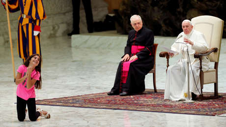 "Dios habla por los niños": La reacción de Francisco cuando una menor corre frente a él en el Vaticano (FOTOS, VIDEO)
