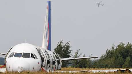 Empiezan a desmontar el avión ruso que aterrizó de emergencia en un campo de maíz cerca de Moscú (VIDEO)