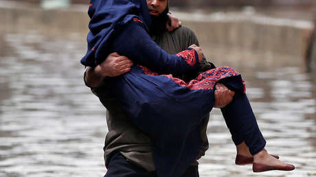 Denuncian que un hombre arrastra a una mujer por la calle y la Policía se lleva una sorpresa  (VIDEO, FOTOS)