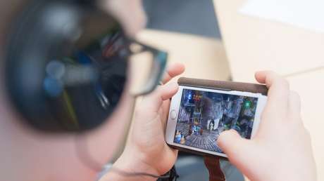 Un adolescente se electrocuta y muere tras jugar con su teléfono mientras se cargaba