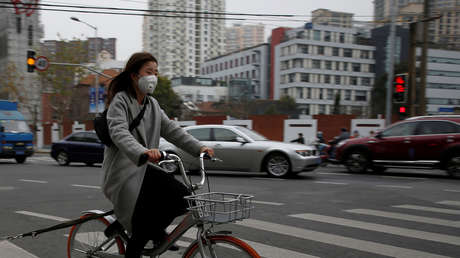 VIDEO: Una ciclista termina debajo de un camión en plena vía y solo resulta rasguñada