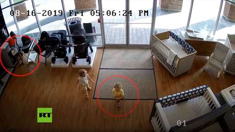 VIDEO: Una mujer roba un cochecito para bebé pero olvida a su hijo en la tienda