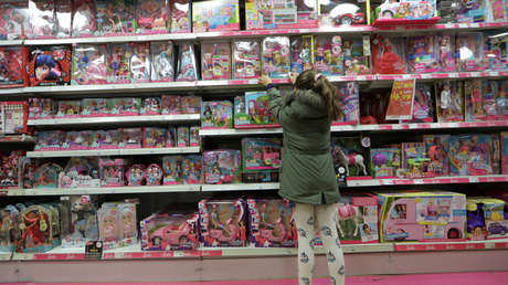 VIDEO: Cámaras captan cómo un vigilante lleva a una niña perdida de 3 años a una escalera de incendios para asaltarla sexualmente