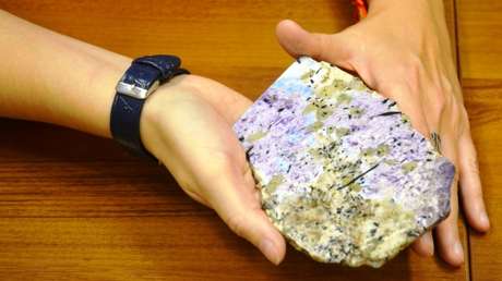 Descubren en Siberia una piedra preciosa jamás vista