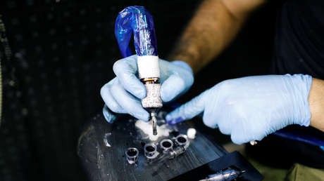 Descubren que las nanopartículas metálicas de agujas para tatuar llegan a los ganglios linfáticos y causan alergia