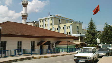 VIDEO: Un puente se derrumba tragándose a dos peatones y un automóvil en Turquía
