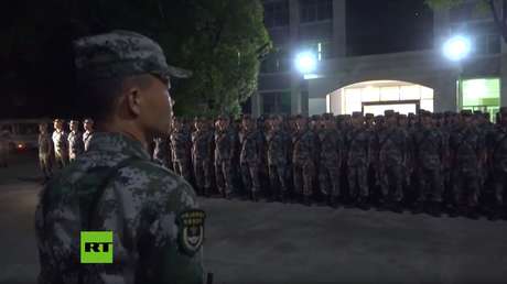 VIDEO: Pekín moviliza tropas y vehículos blindados hacia Hong Kong en vísperas de nuevas protestas