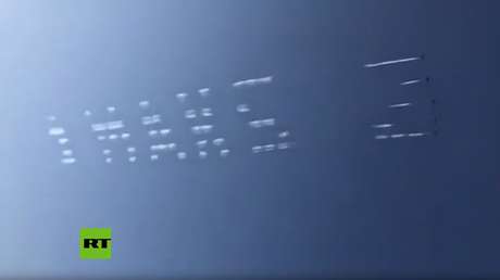 VIDEO: Un grupo de acrobacia aérea ruso 'imprime' textos en el cielo