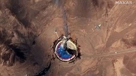 FOTO: Reportan la explosión de un cohete iraní con un satélite a bordo en una plataforma de lanzamiento