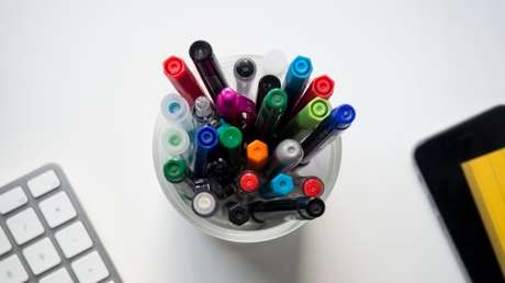 VIDEO: Oficinistas se divierten arrojando marcadores a una jarra, pero el final del truco muestra el inesperado secreto de su 'precisión'