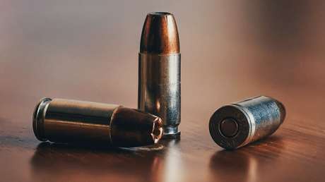 Exmilitar acude a encuentro de graduados y mata a tiros al excompañero que lo acosaba hace más de 50 años