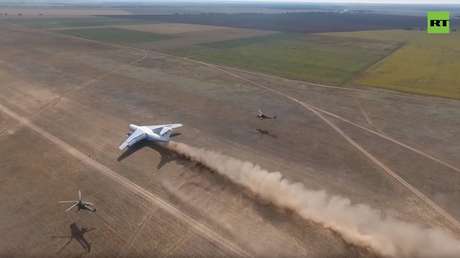 VIDEO: Aviones militares de transporte An-12 e Il-76 aterrizan en la estepa rusa