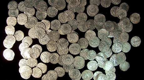 FOTOS: Halla un tesoro de cientos de monedas de plata con un detector de metales en el lugar de una batalla de hace 700 años en el Reino Unido