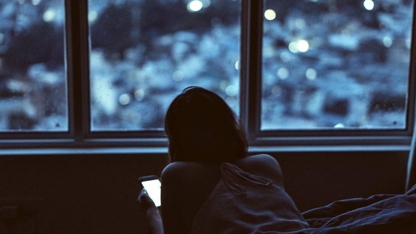 Una mujer juega repetidamente en su celular en la oscuridad y desarrolla glaucoma