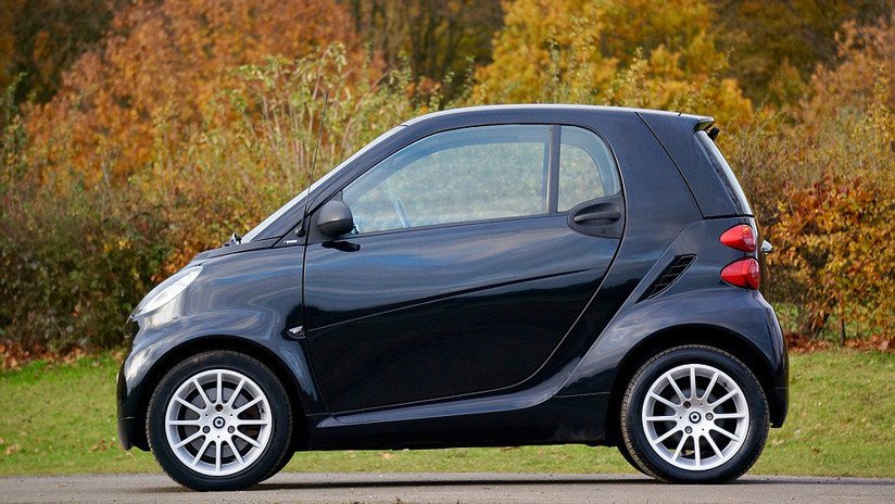 Un hombre estaciona su vehículo en la cocina de su vivienda para protegerlo del huracán Dorian (FOTOS)