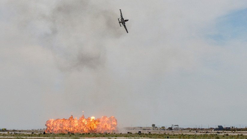 Un avión militar estadounidense lanza un misil de fósforo blanco en una zona desierta de Arizona