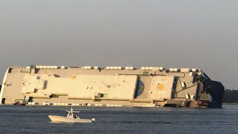 VIDEO: Un enorme buque de carga naufraga en EE.UU.