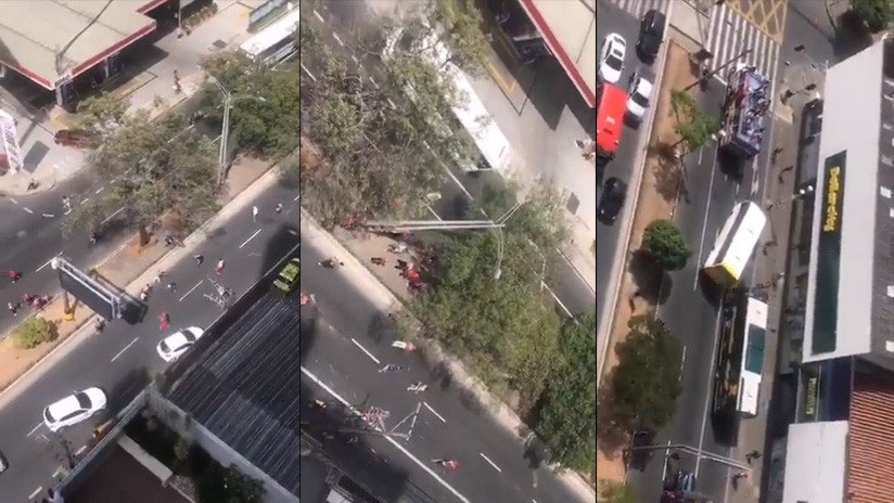 VIDEOS: Hinchas de un mismo equipo de fútbol colombiano protagonizan una violenta pelea con machetes en la vía pública