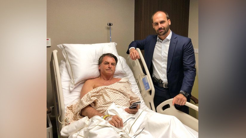 FOTO: El hijo de Bolsonaro posa armado junto a su padre en el hospital