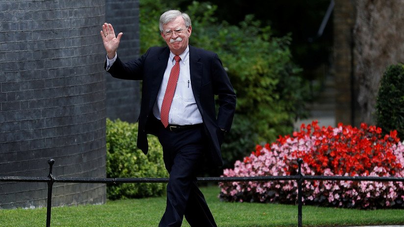 La abrupta salida de John Bolton genera una ola de memes en la Red