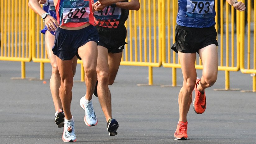 VIDEO: Un atleta interrumpe su carrera a unos metros de la meta para ayudar a un rival lesionado