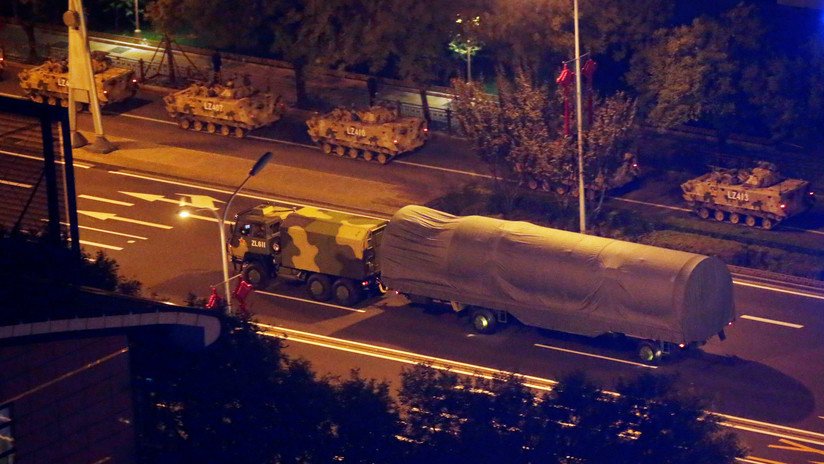 ¿Drones submarinos y planeadores hipersónicos? China ensaya un desfile militar con sus nuevas armas cubiertas con fundas (FOTOS)