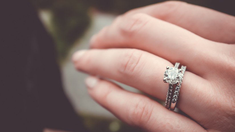 Sueña con haberse tragado su anillo de compromiso y al despertar se da cuenta de que sí lo hizo (FOTOS)