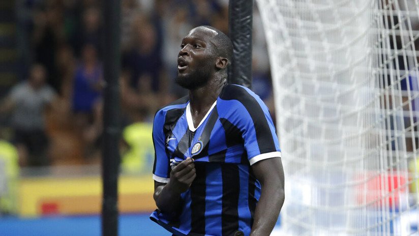 Despiden a periodista deportivo italiano por decir que la única forma de detener a Lukaku sería "con 10 plátanos"