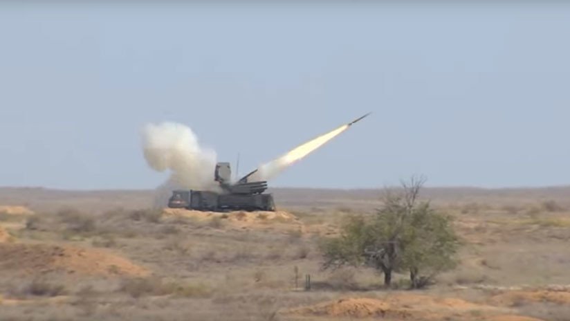 Sistemas antiaéreos rusos S-300 y S-400 repelen un 'ataque' durante unos ejercicios militares (VIDEO)
