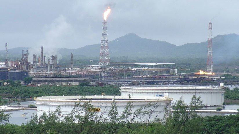 VIDEO: Reportan incendio por explosión en refinería de la mexicana Pemex en Oaxaca