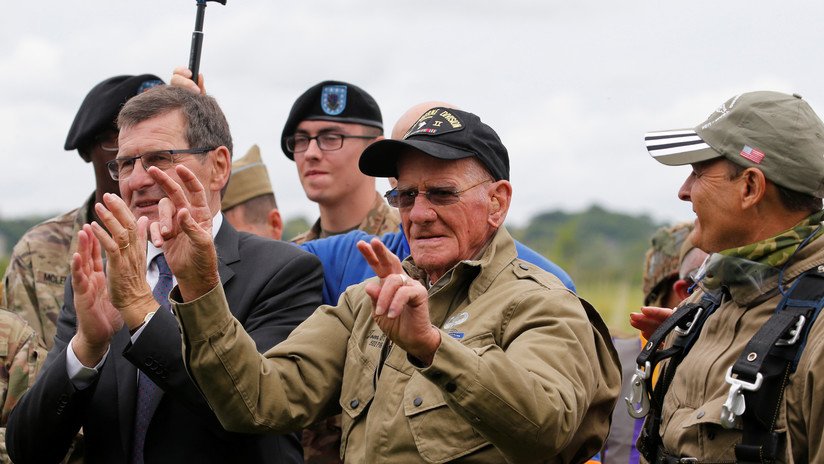VIDEO: Veterano de 98 años se lanza en paracaídas sobre los Países Bajos (y no piensa parar de hacerlo)