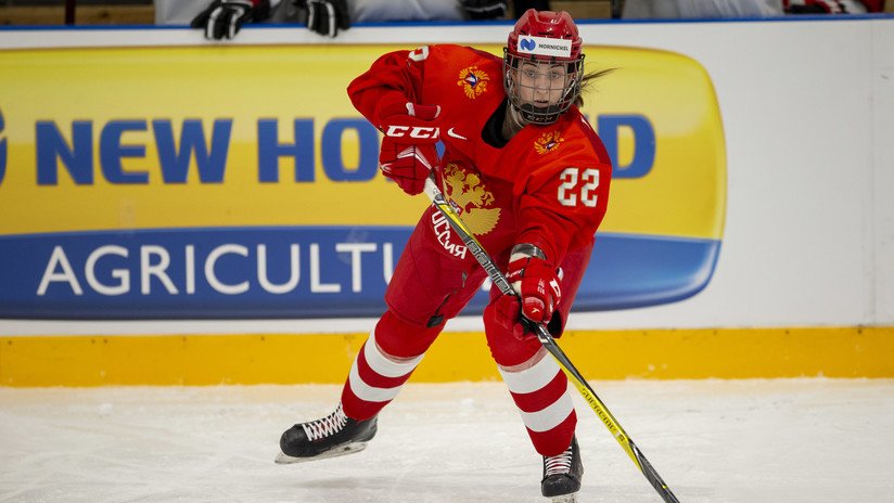 "Lo aprendí de Khabib": Jugadora rusa de hockey se convierte en hábil luchadora en pleno partido (VIDEO)