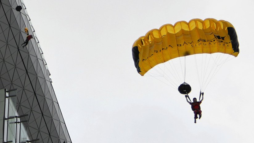 VIDEO: Hombre realiza un salto BASE desde el piso 47 de un edificio residencial en Moscú