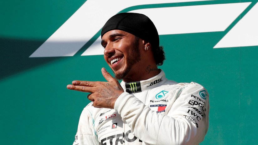 VIDEO: Lewis Hamilton tumba el iPhone de un aficionado y le ofrece disculpas de una peculiar manera