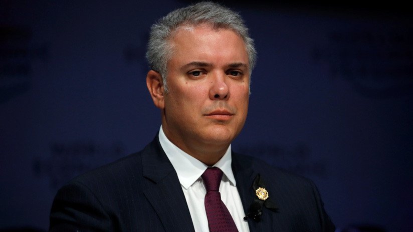 'El Aprendiz del Embrujo. Finge la paz y reinventa la guerra': El libro que cuestiona el primer año de Iván Duque