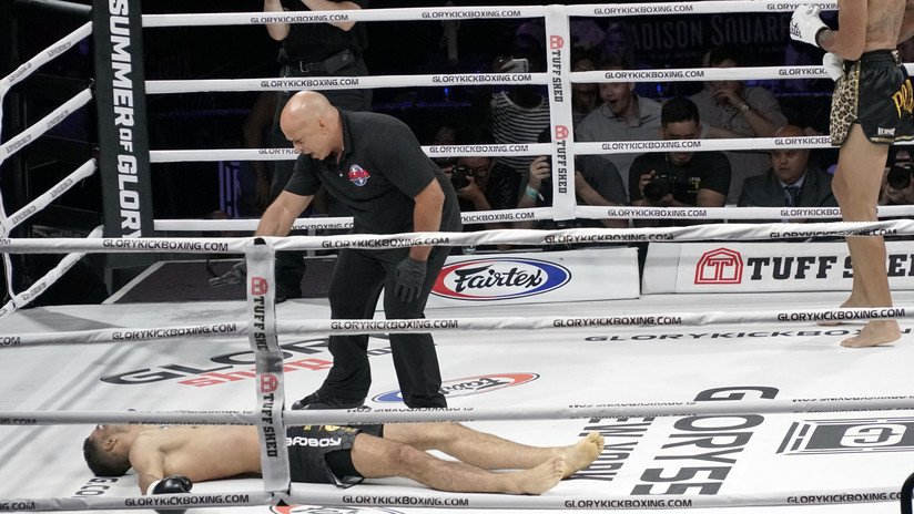 VIDEO: Un luchador quedó tan aturdido tras un brutal nocaut que se levanta a celebrar pensando que ganó el combate