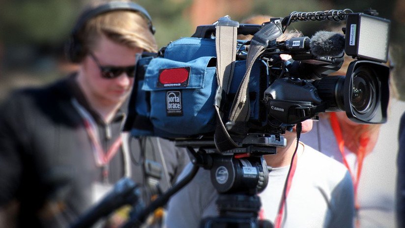 VIDEO: Transeúnte besa a una periodista en plena transmisión en directo y es acusado de acoso