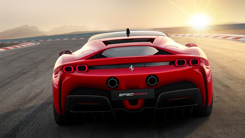 VIDEO: Se filman al tratar de sobrepasar un Ferrari y terminan volcados